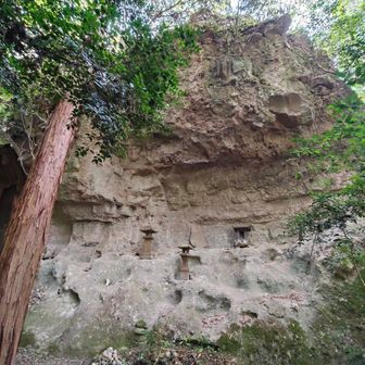 岩壁に仏像が安置されています