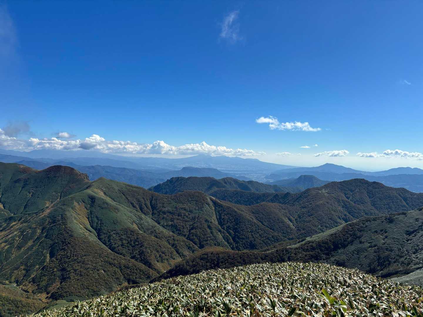 中央の山塊は赤城山、その右側のピークは子持山。