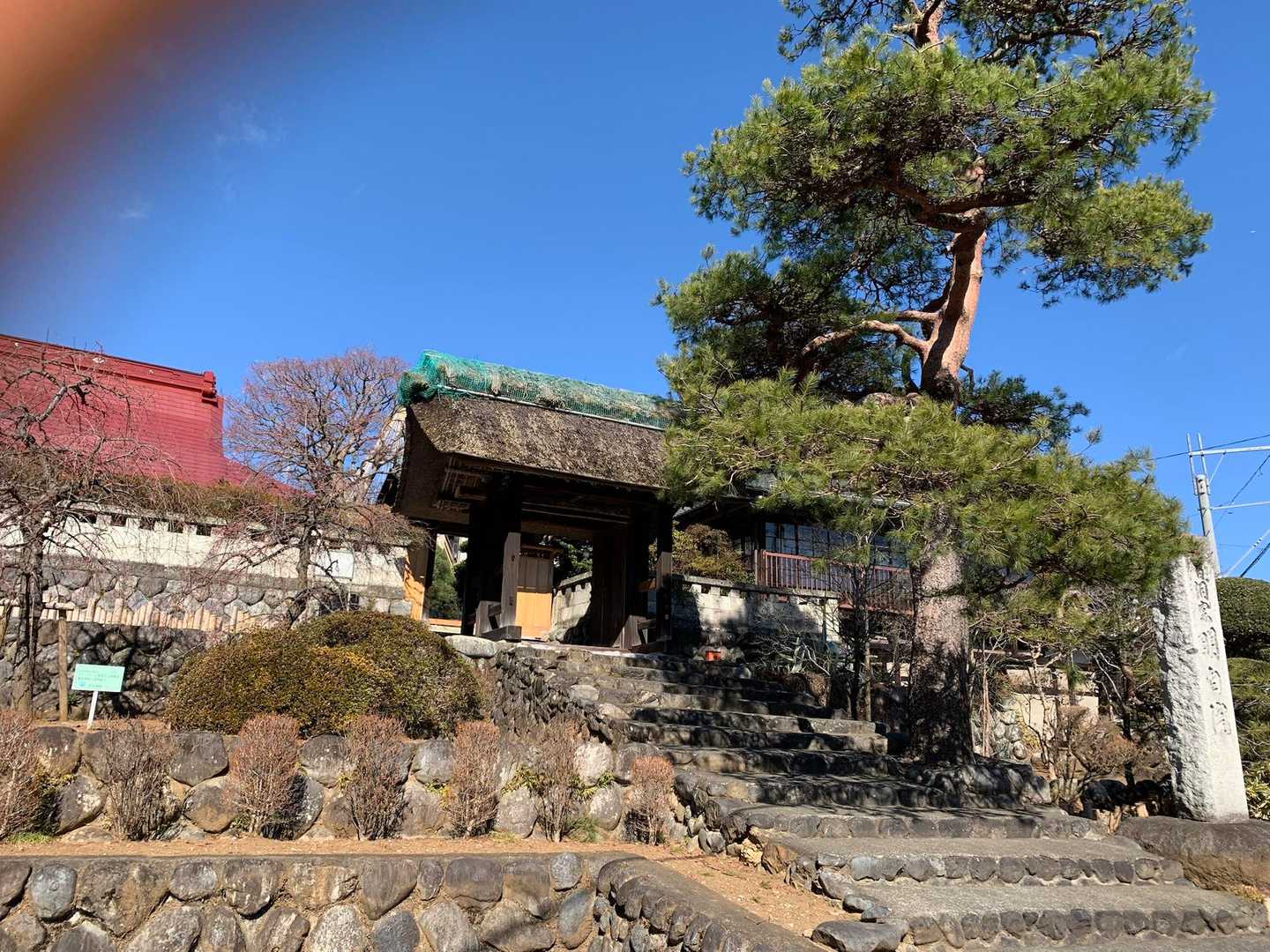 毎年正月に歩いて巡る七福神のお寺のひとつ明白院
今日は横目でご挨拶して通り過ぎる

このお寺の先の信号🚥を左⬅️に降る
右側に歩道があるので利用して
橋を渡って突き当たりまで