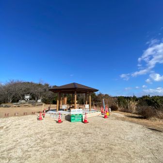 山頂はこんな感じ　東屋修理中　バイオトイレあり