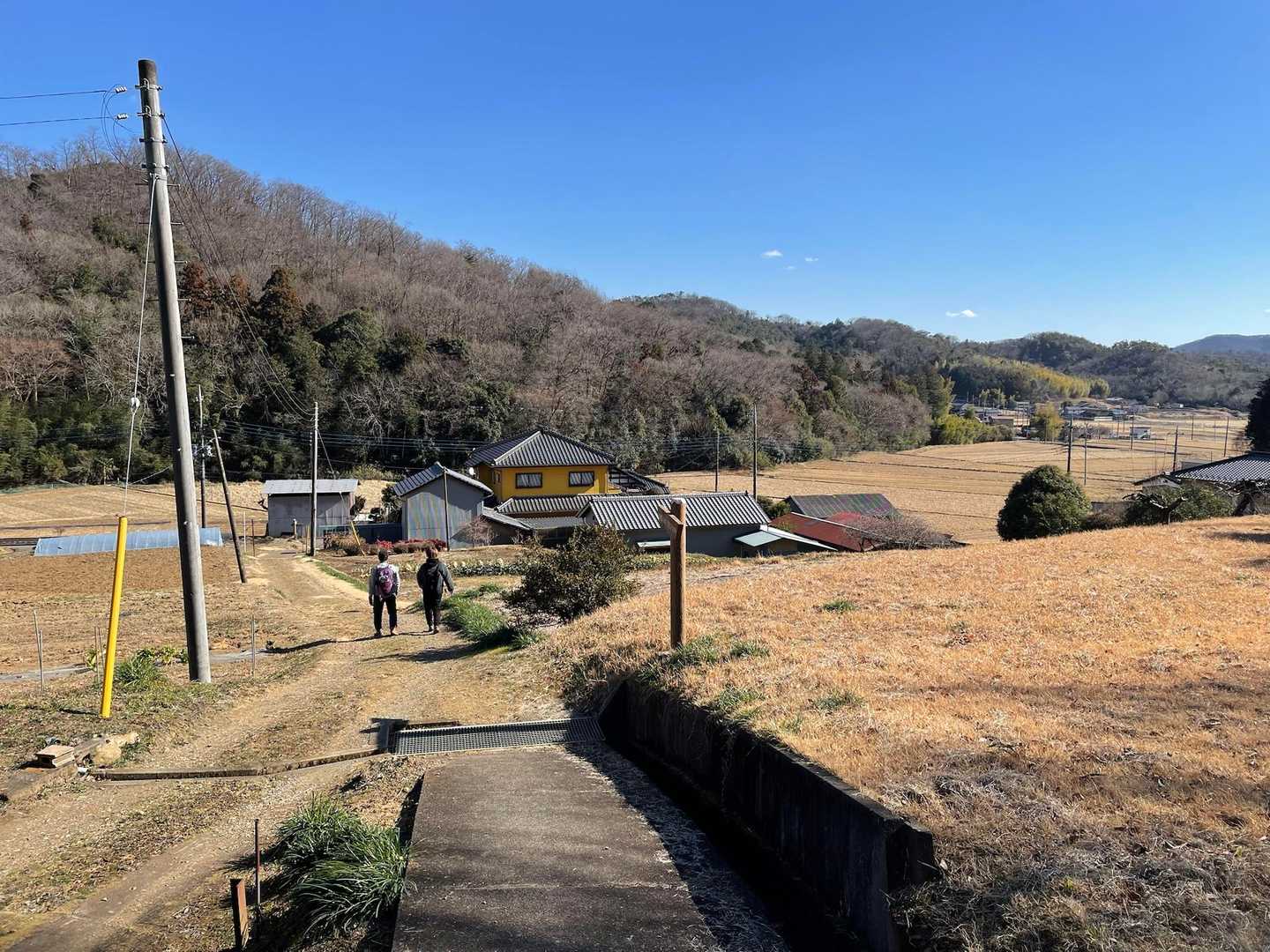 民家を歩いて駐車場はもうすぐです。
