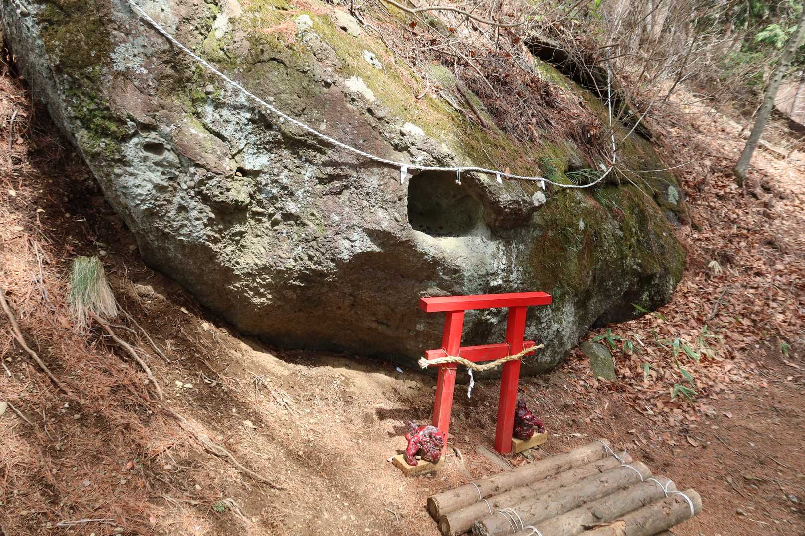 ゴンゴン石
穴に頭を入れるとゴーゴーと風のうなりの音が聞こえます
頭が良くなると勘違い(笑)