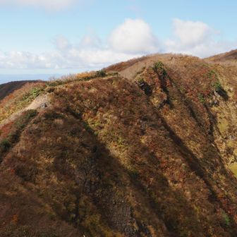 まずは鬼ヶ面山へ
福島側が切れているのを除けば歩きやすい稜線です