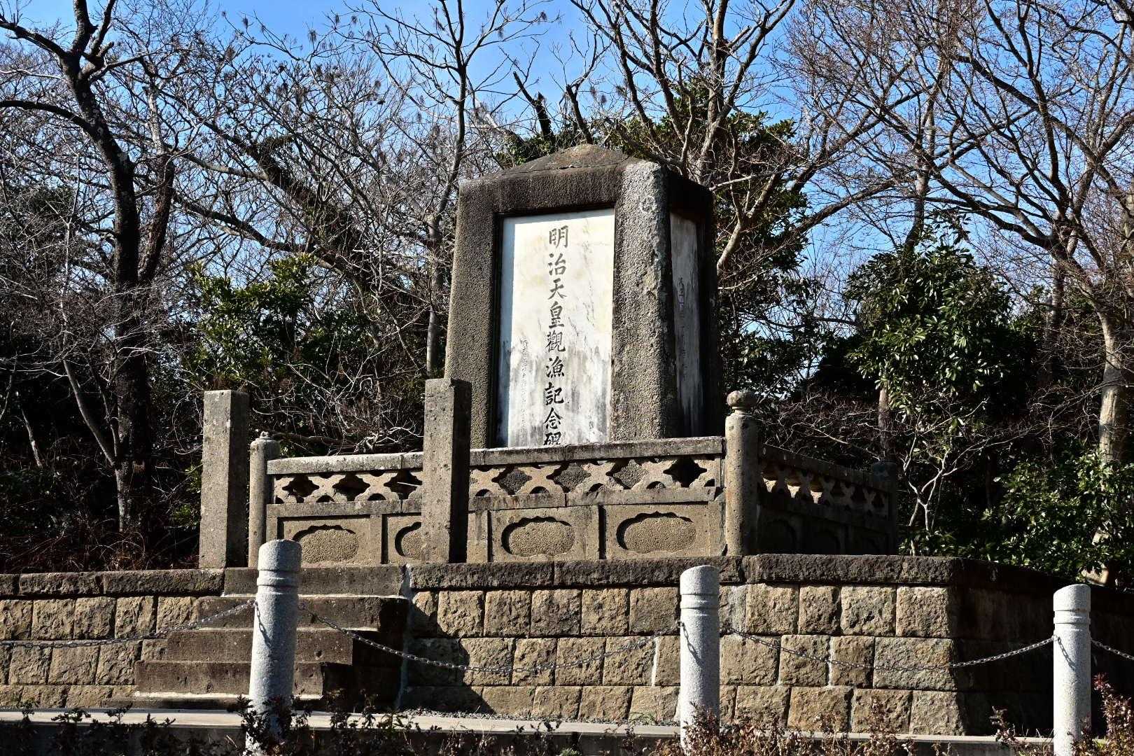 ピークには記念碑がドドンと鎮座するのみ。
標識も何もない。
樹々の隙間から海がチラ見えする程度でした🥲