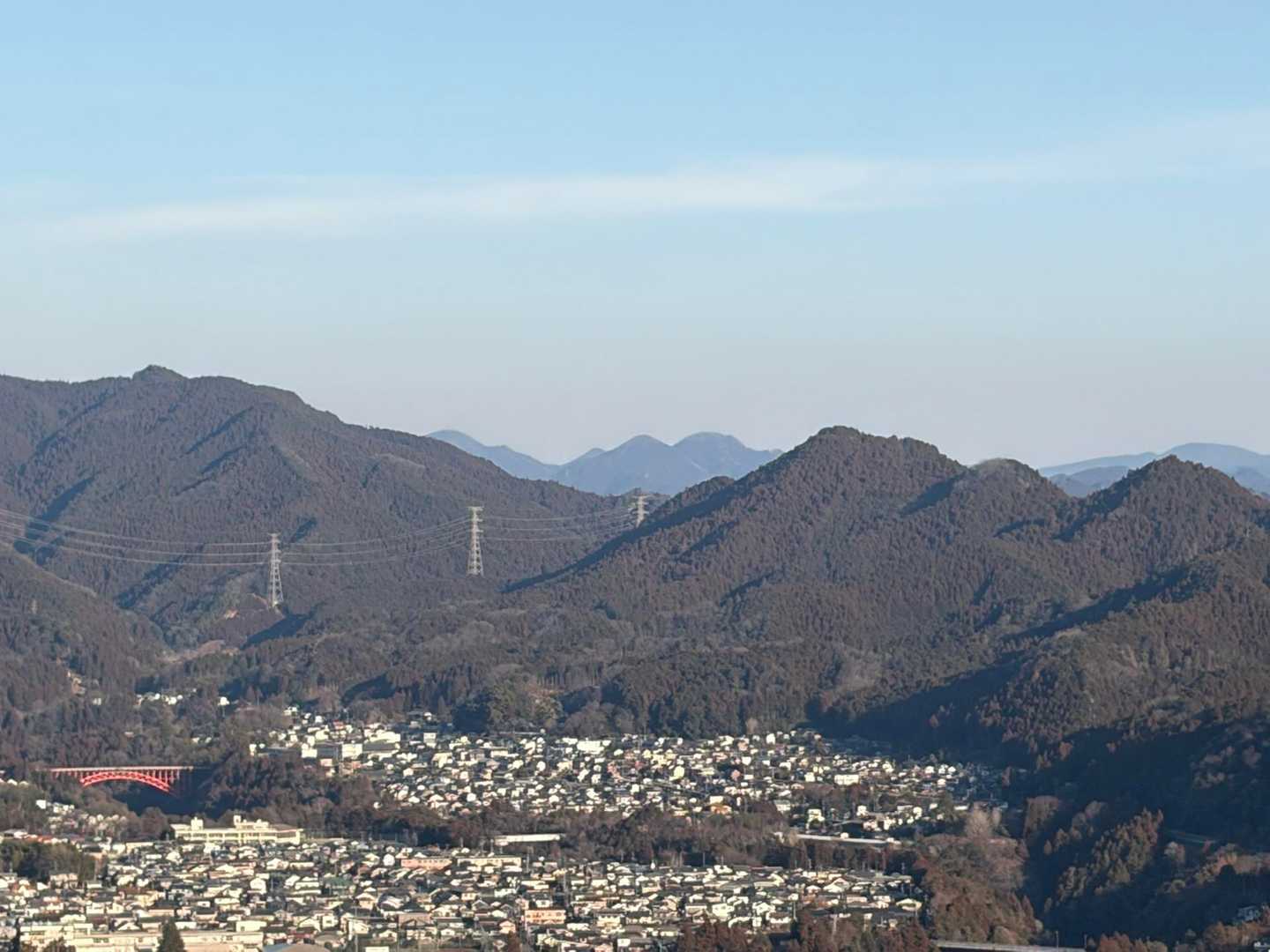 左に高水山⛰️
真ん中には伊豆ヶ岳⛰️