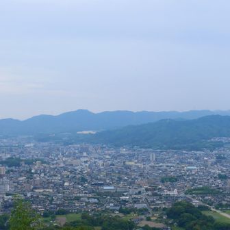 岩屋山山頂から 曇天でハッキリしない 基山 九千部山 手前はマイホ天拝山