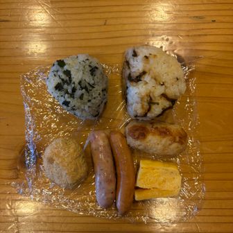 夕方渡された朝食を食堂で食べる。味噌汁・お茶のサービスはなし