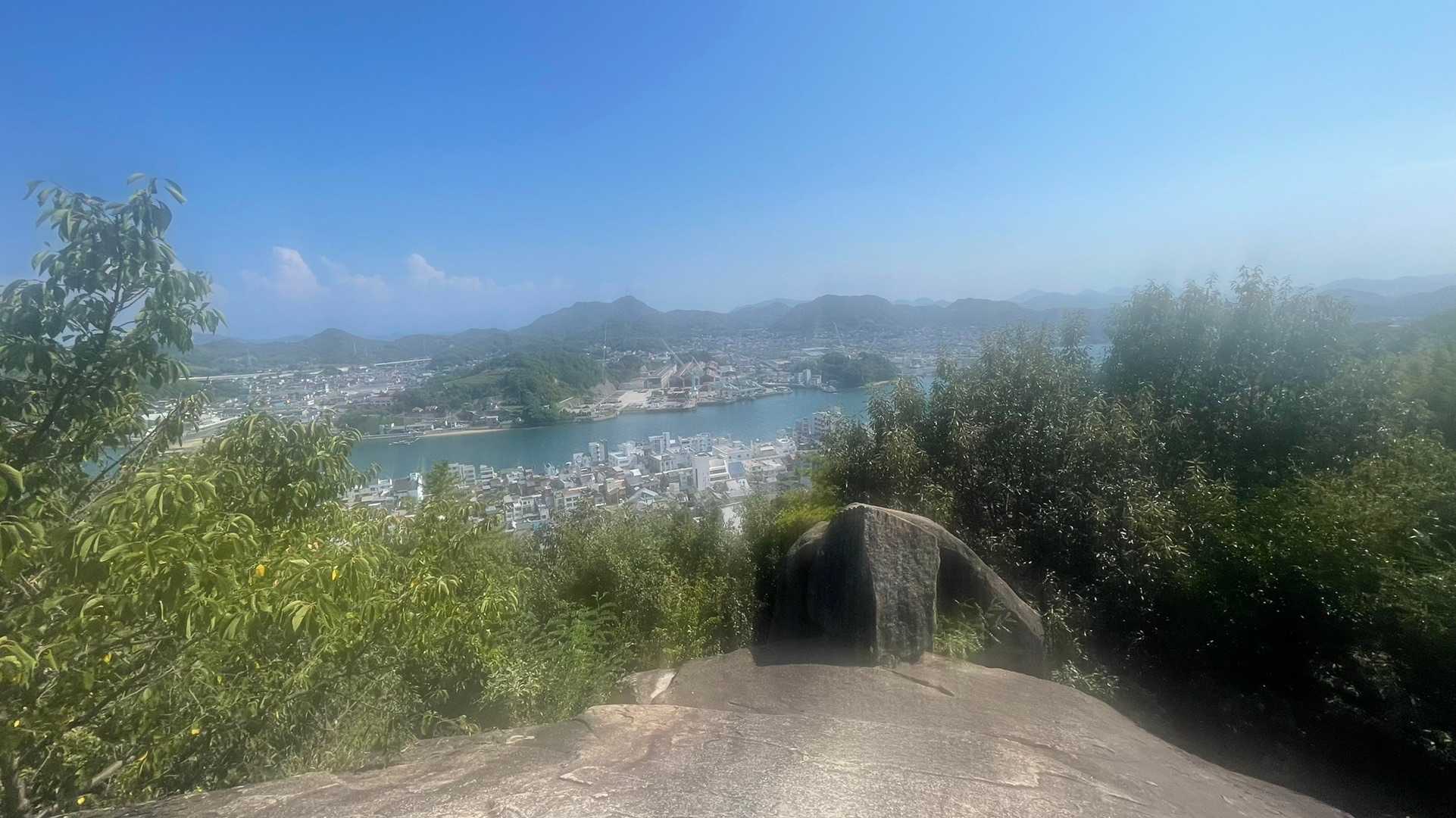 叩いてみようと、岩の上に乗る。
比較的平らなので、便石山の象の背ほど怖いモノではない。