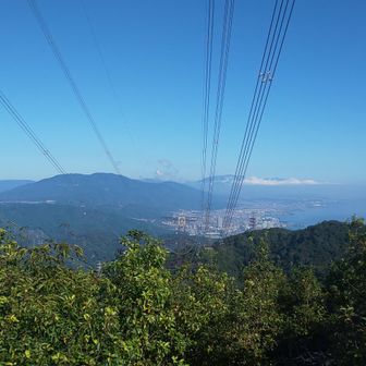 次に音羽山。雲がかかった比良がよく見える。
いやー、歩いてきたなー。この画面の左のほうから😁
東海自然歩道らしい木の階段が地味に堪えた😅