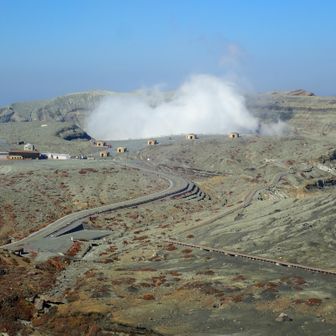 火山規制にて立入禁止/本来の予定ルートの木道
