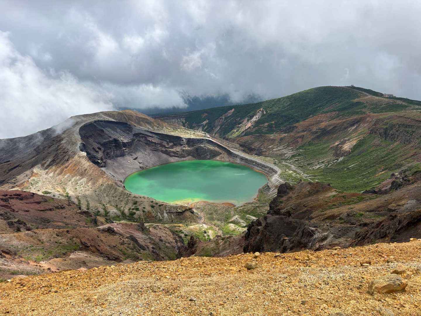 蔵王山 | エメラルドグリーンに輝く神秘の火口湖、荒涼たる火山帯に広がるパノラマの写真