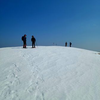 山頂丸いのがわかる
大パノラマ
三森山、蝦夷松山、雁皮山袴腰岳、横津岳も肉眼レフではわかる