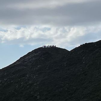 東海汽船ツアーの団体さんが

天上山 山頂にワンサカ居るので、