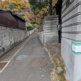 住宅街を数分進み、ここから登山口へ