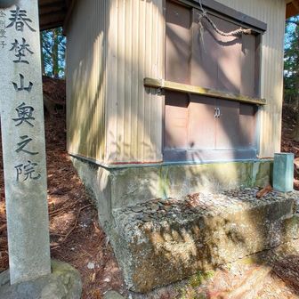 登り切ると祠が出現。ちなみにこの先何度も急登が現れます。