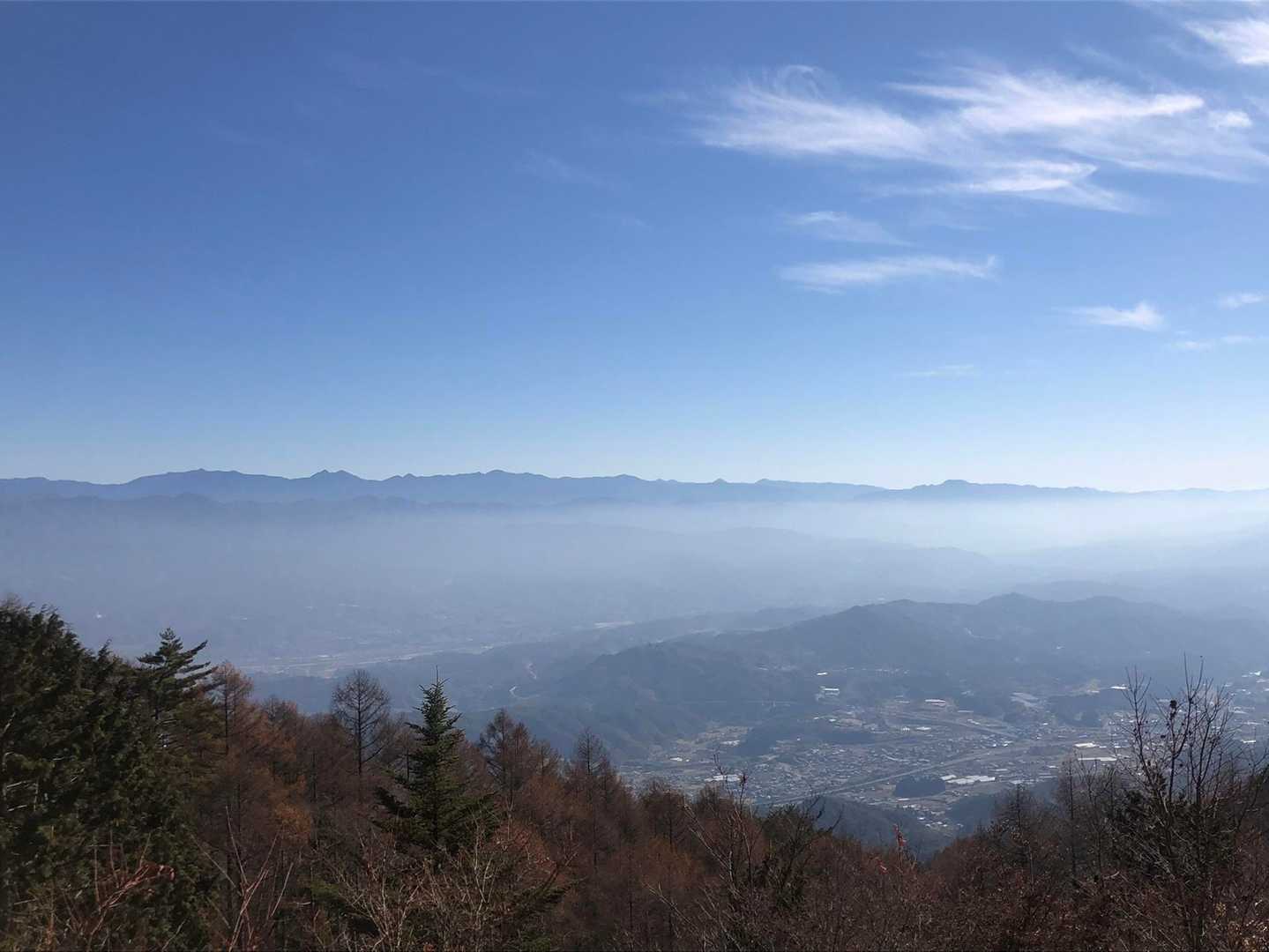 山頂小屋前からの南アルプスを望む眺望
