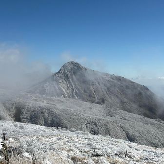 強風の中、岩陰でコーヒー飲んでると…
久住山が顔を出してくれた😀
