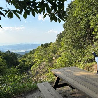 嫁は滋賀県で育ってますので、霞んでいても『あそこが琵琶湖で』って教えてくれるんですが全くわからん😅　みんな同じ色に見える👀