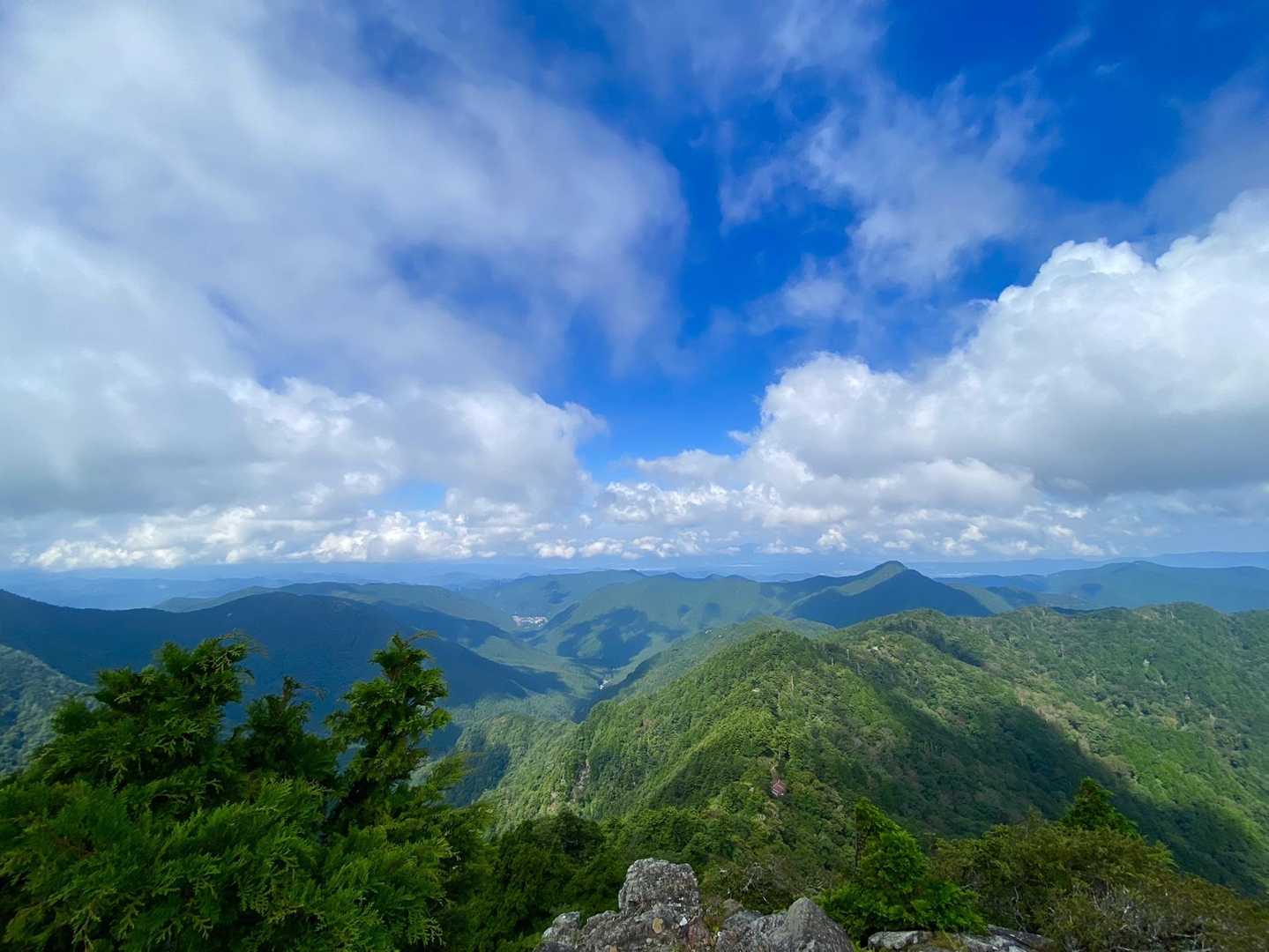 油こぼしの急登を過ぎると絶景が待ってました🏞
手前には今､登って来た山の稜線が…茶屋も見えてます♫その下の真ん中あたりに駐車場のある🅿️大橋茶屋が…その向こうに洞川温泉♨️が見えてます♫😍
……登って来たんだなぁ〜☺️
遠方には奈良の街並み🏙も見えてます♫
真ん中の雲の隙間からは金剛山⛰も…😍
その右は大天井ヶ岳⛰も見えています😍

