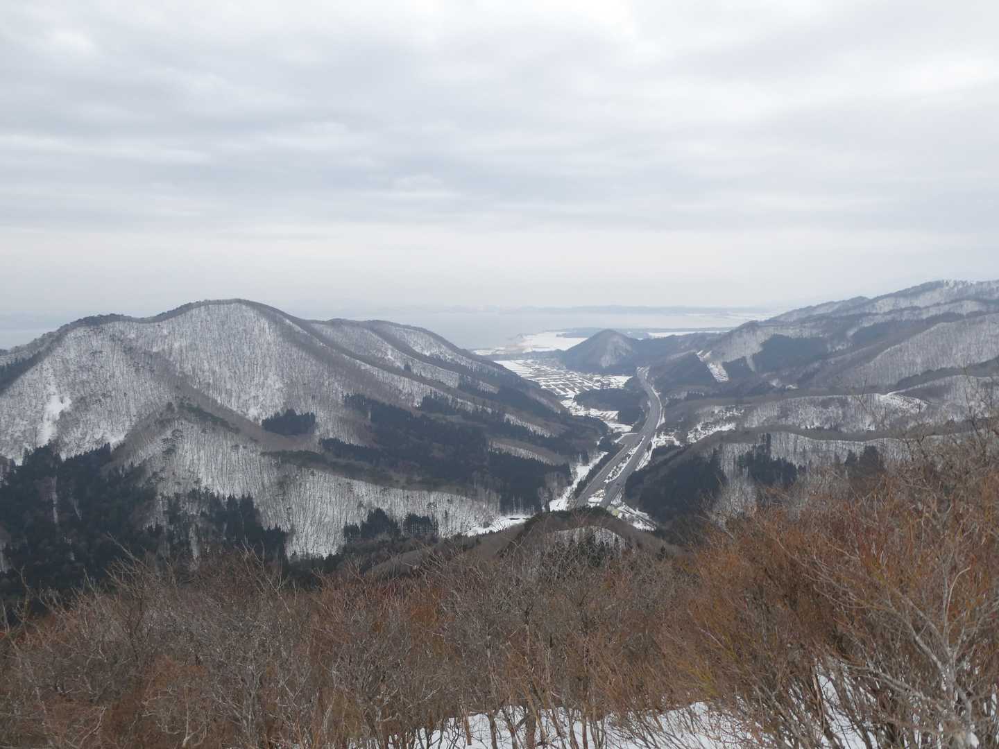 間もなく山頂。磐越道の奥は猪苗代湖。