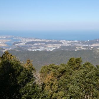 朝熊峠からの景色
左の大きな川が五十鈴川