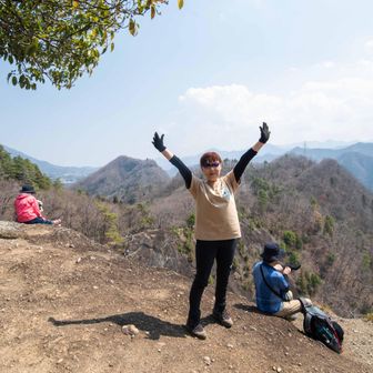 🎊100座目の岩殿山と（本当は101座目）並んでバンザイするhonamamaさん。右下のおじさんはhiroichiクン。
