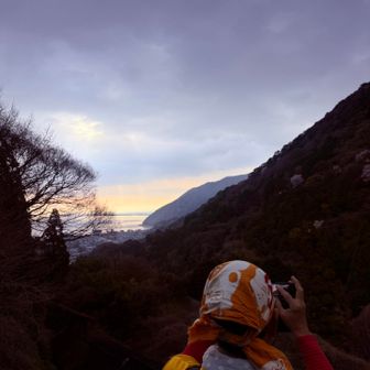 　　朝焼けに輝く別府湾に高崎山