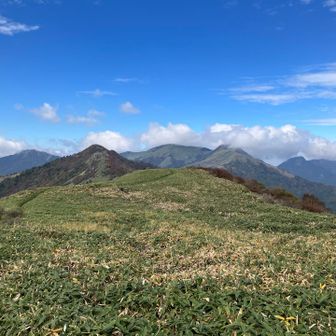 先月歩いた冠山と笹ヶ峰の稜線😍