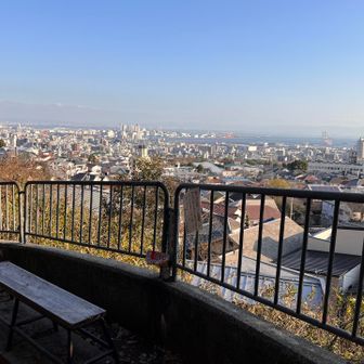 仕方なく、いつものパターンで
ベンチで景色を眺めながらティータイムです
このまま王子公園駅か灘駅に下りたいところだけど、駐車場へ戻らなくては…