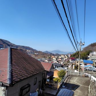 正面には山火事が続いている扇山