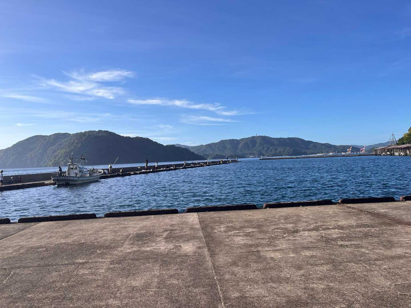 白杉漁港に戻ってきました！
釣り人がいっぱい！

車で水分補給をしてから次の山へ向かいます🚗