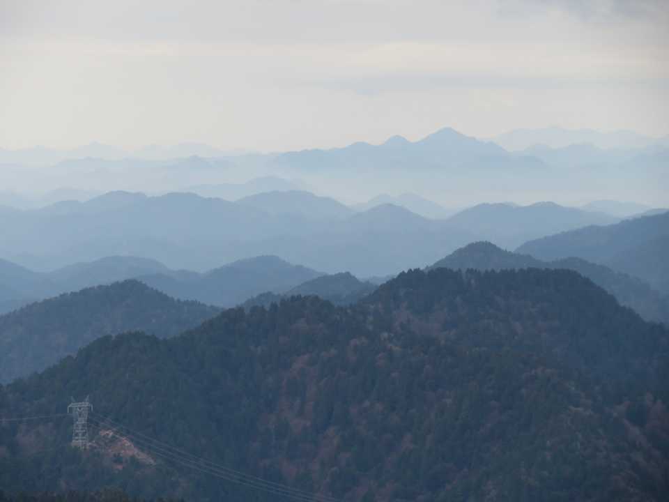 遠くに三嶽の連山。
私の好きな山の連なる景色です。