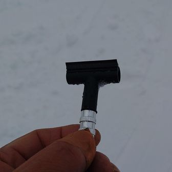 髭剃りじゃありません。ゴーグルワイパーです