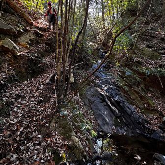二段滝。
滝の横を下ります。