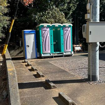 その前に、ちょっと寄り道してお手洗いへ。
簡易トイレだけどあると安心😊