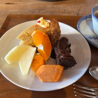 ケーキセットを頂きました🍰
チーズケーキとチョコシフォンケーキと
フルーツ付🍎🍊