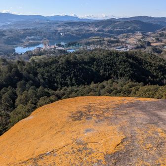 おお紅岩到着
何故かペンキで塗られている