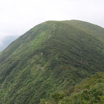 樹林帯を抜けたよ！
曇り空
雨止んで良かった
清太岩山からユーフン山を見る