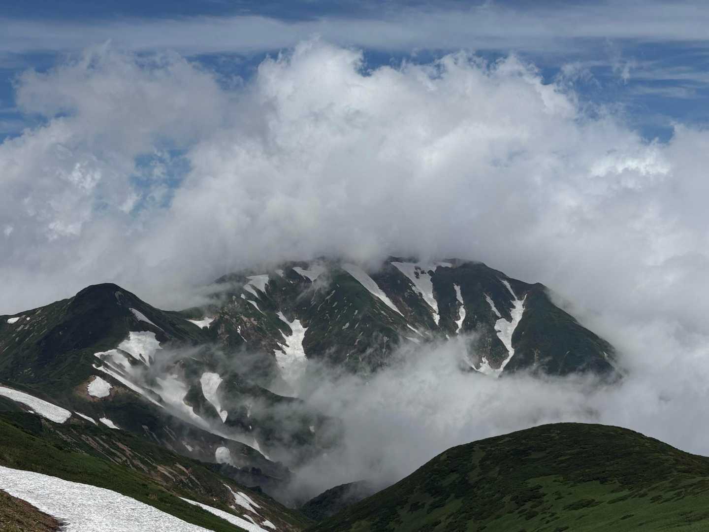 朳差岳はまだガスの中。