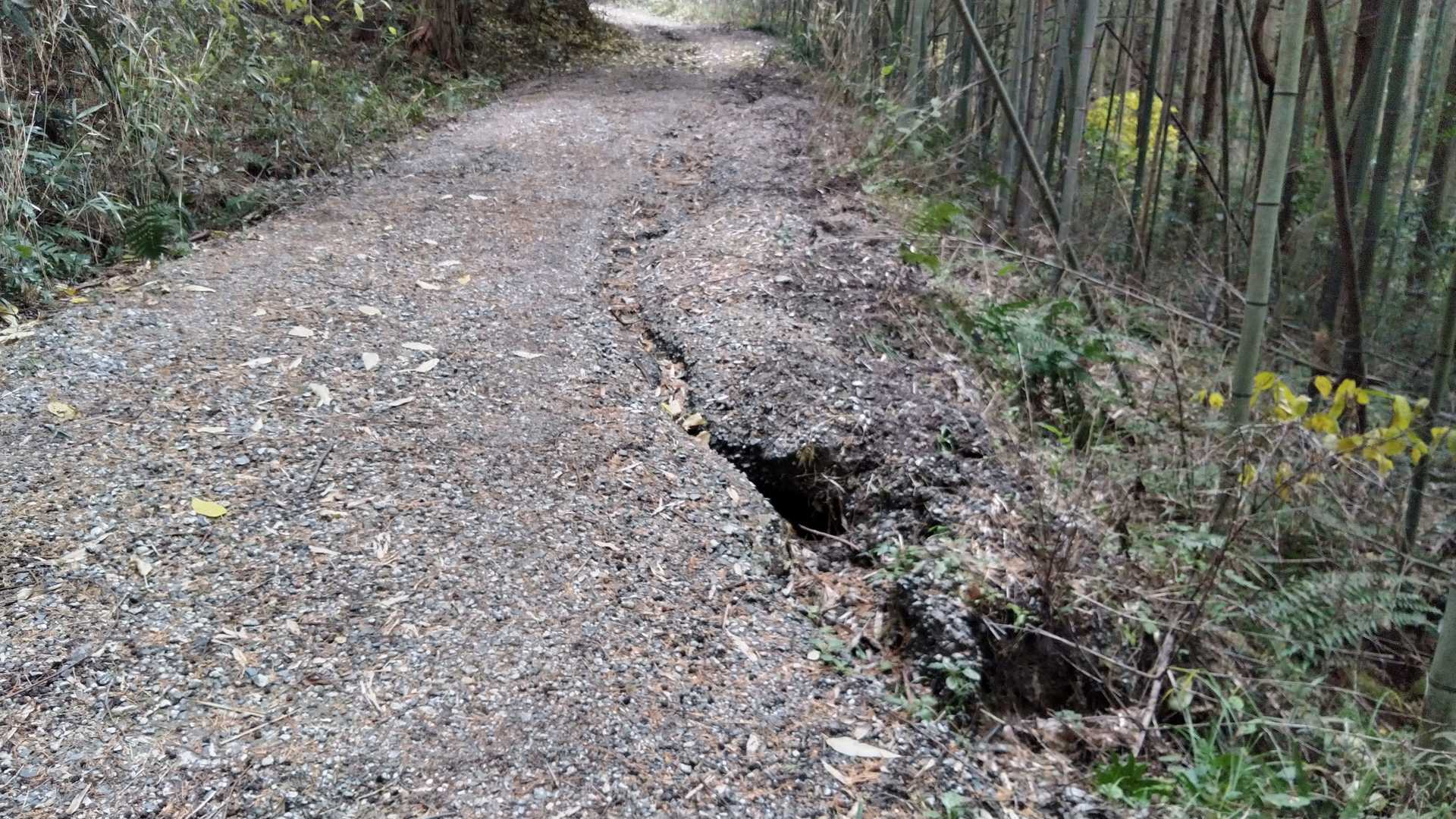 あちこち道が壊れているので、車は入れません