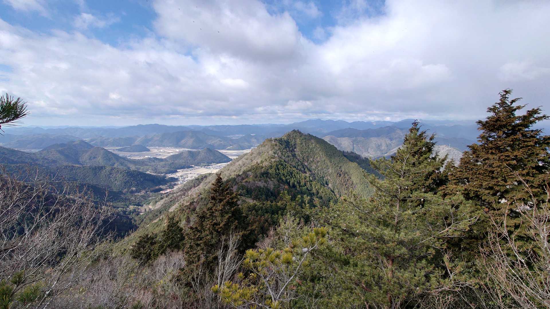 途中の岩によじ登り景色を眺める。