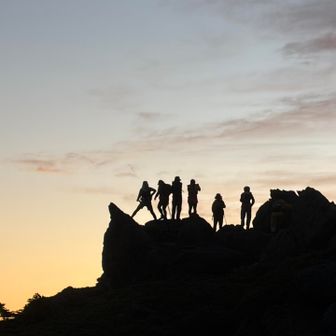 人が大勢いました😊
さっきの団体メンバーですね。

あの場所が🌅日の出がよく見える場所です。