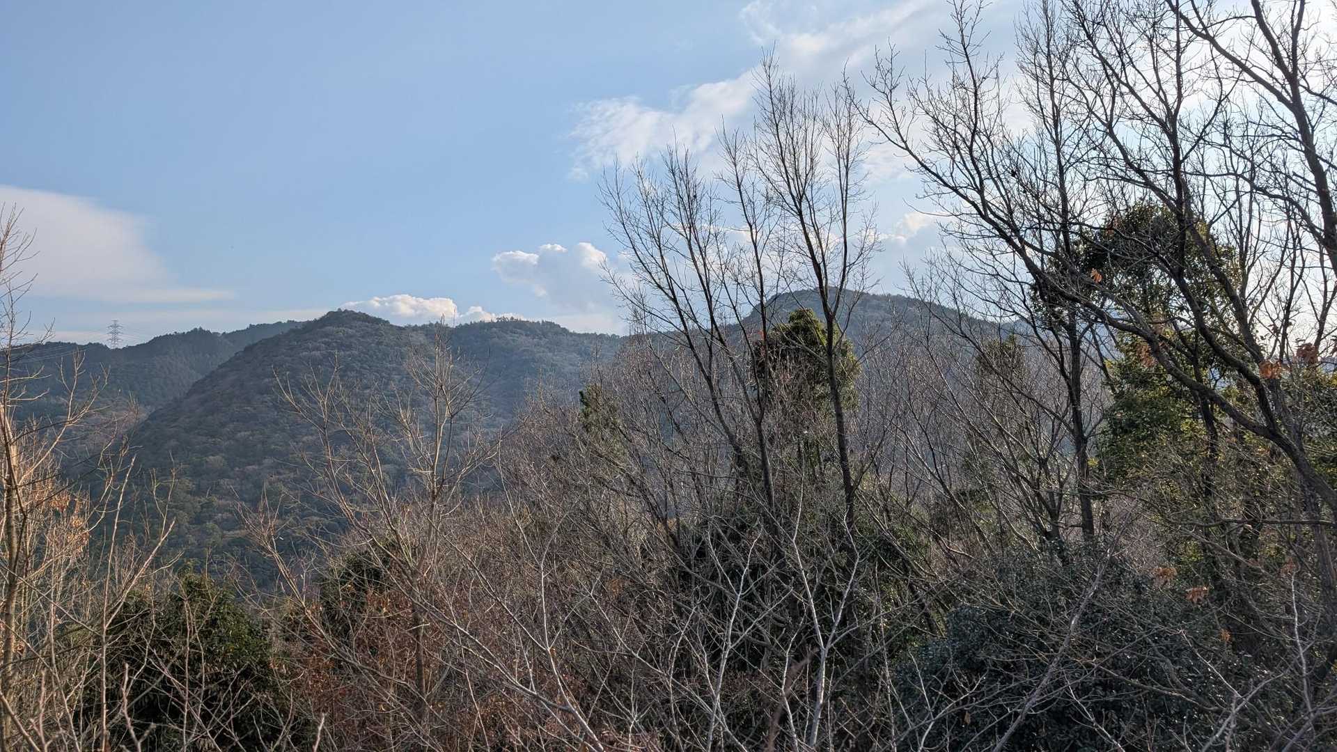 左・五葉城址　
右・五葉山