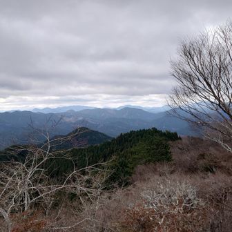 反対側は、大台ケ原、局ヶ岳、三峰山、高見山、学能堂山が見えました。