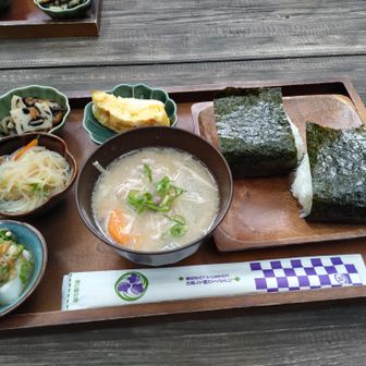今回の目的のランチ。おにぎりの具は、大葉味噌と鮭を選びました。