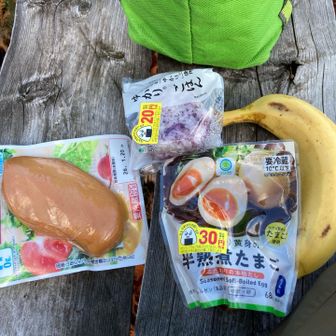 眺望いい鳥岳まで戻ってきた😌
ここで猥褻弁当🍱
いただきます♡♡(*°𓂍°*)ｼﾞｭﾙ
¥50円引き(*´ `)♡