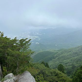 少し雨がパラつく☔