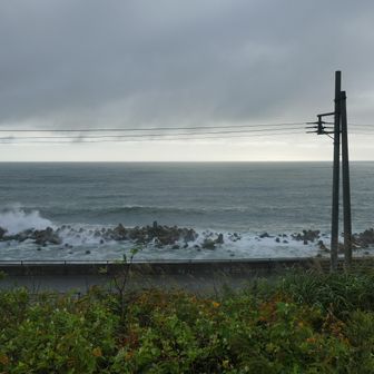 海岸の波は荒かった