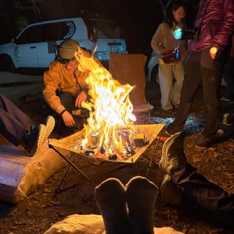 薪の袋をオットマン代わりにして、くつろいでます♪