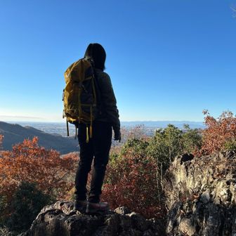男坂登り切った所に展望スポット✨
富士山見えました🗻